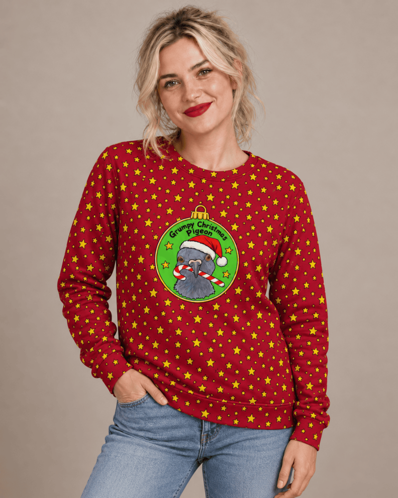 Frau trägt den Unisex Sweater mit "Grumpy Christmas Pigeon" Motiv, kitschiger Ugly Christmas Sweater